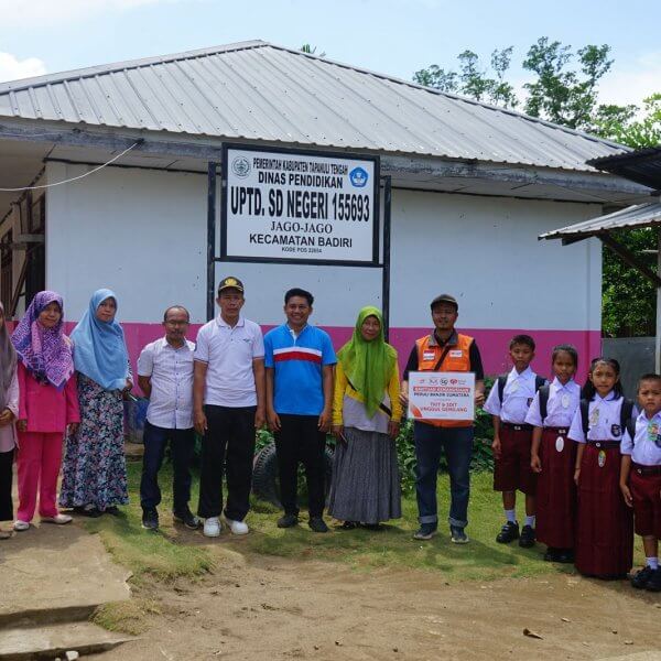 Anak Terdampak Banjir Tapanuli Tengah Terima Bantuan Sekolah