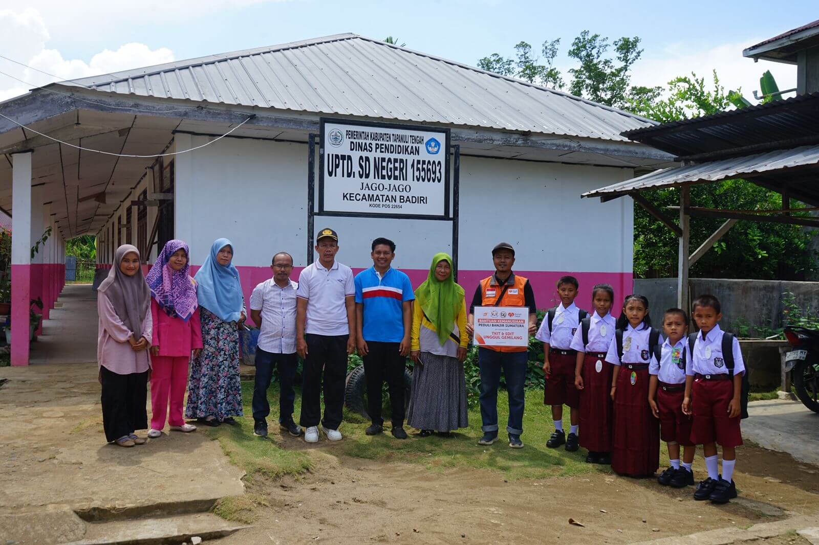 WhatsApp Image 2026-01-30 at 20.27.52 (1) Anak Terdampak Banjir Tapanuli Tengah Terima Bantuan Sekolah