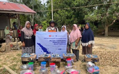 Paragon Bersama Rumah Zakat Salurkan Perlengkapan Masak di Desa Simpang Empat