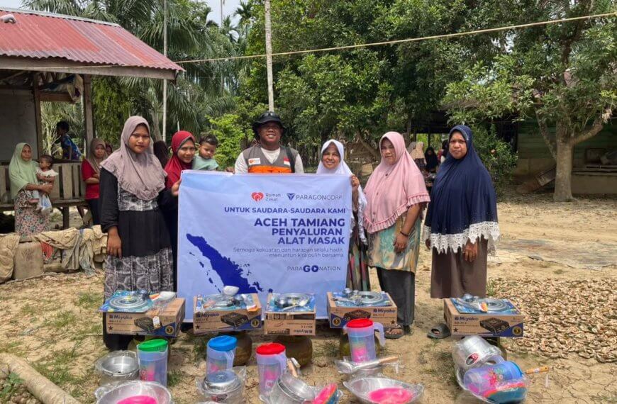 Rumah Zakat bersama Paragon melakukan penyaluran perlengkapan masak di Desa Simpang Empat, Aceh Tamiang, untuk membantu kebutuhan rumah tangga warga.