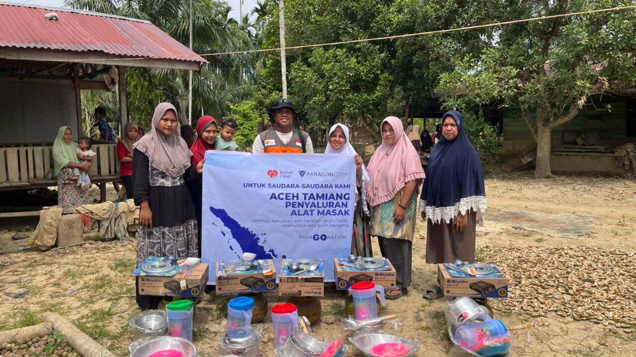 Rumah Zakat bersama Paragon melakukan penyaluran perlengkapan masak di Desa Simpang Empat, Aceh Tamiang, untuk membantu kebutuhan rumah tangga warga.
