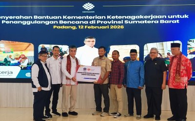 Menteri Ketenagakerjaan Bersama Rumah Zakat Salurkan Bantuan bagi Penyintas Banjir di Sumatera Barat