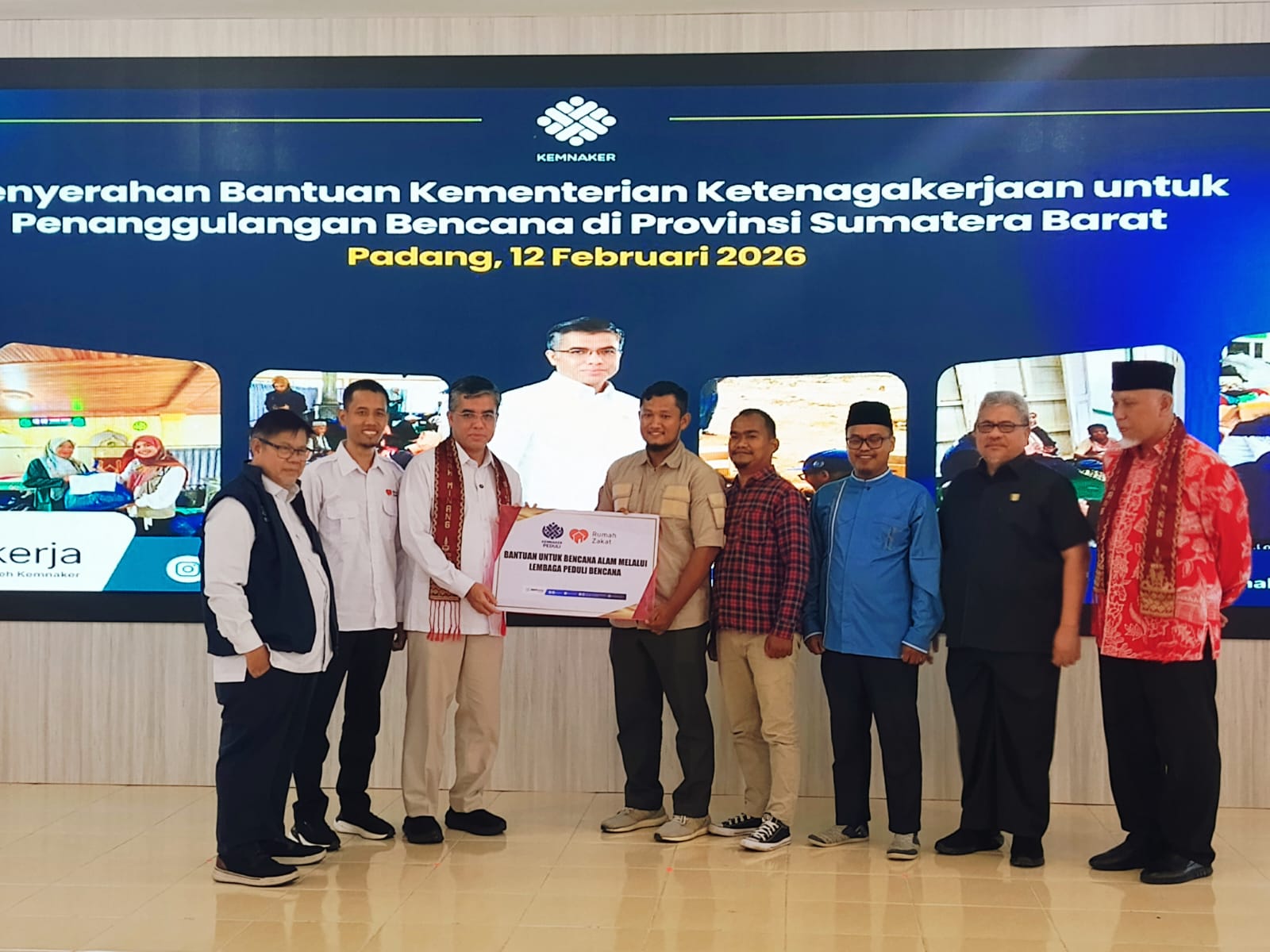 Penyaluran Bantuan Kementerian Ketenagakerjaan Sumatera Barat