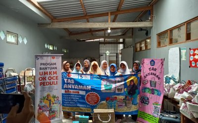 OK OCE Peduli dan Rumah Zakat Dukung Banner dan Hangtag Tas Anyaman Plastik