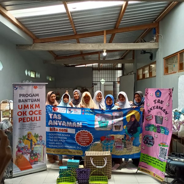 Banner usaha tas anyaman plastik dukungan OK OCE Peduli dan Rumah Zakat