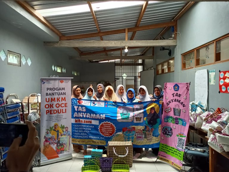 OK OCE Peduli dan Rumah Zakat Dukung Banner dan Hangtag Tas Anyaman Plastik