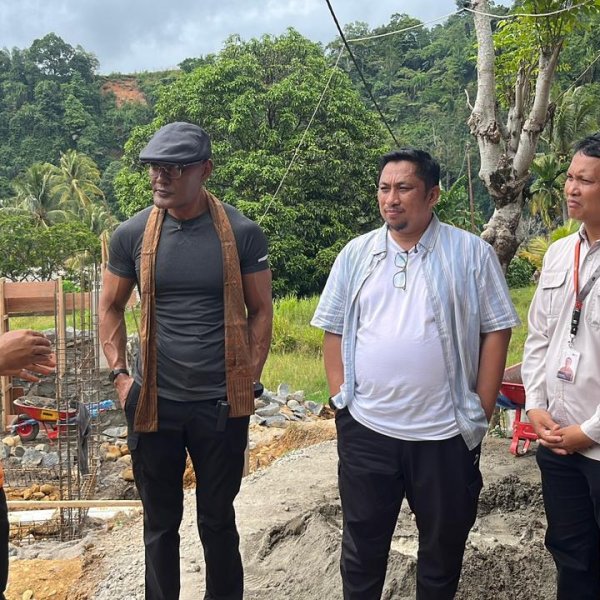 Mushola Bambu Batu Busuak di kawasan huntara Padang