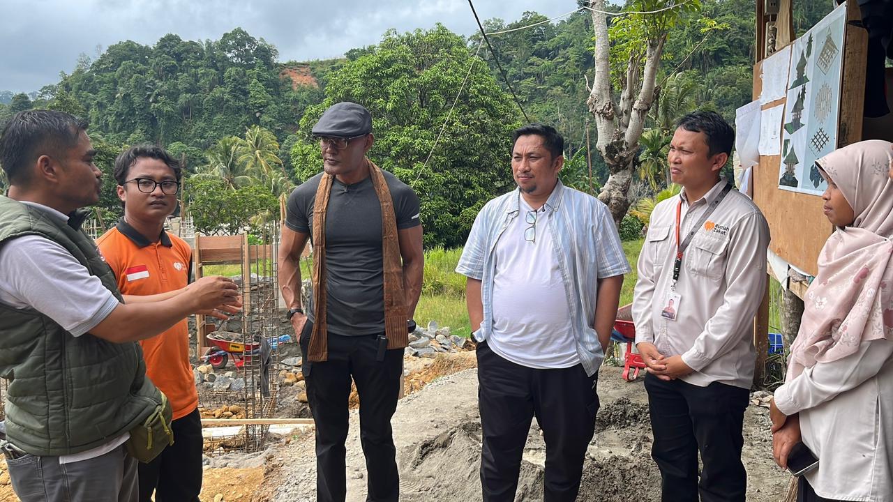 Mushola Bambu Batu Busuak di kawasan huntara Padang