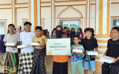 Relawan Rumah Zakat Salurkan 700 Paket Berbagi buka Puasa di Desa Alur Manis