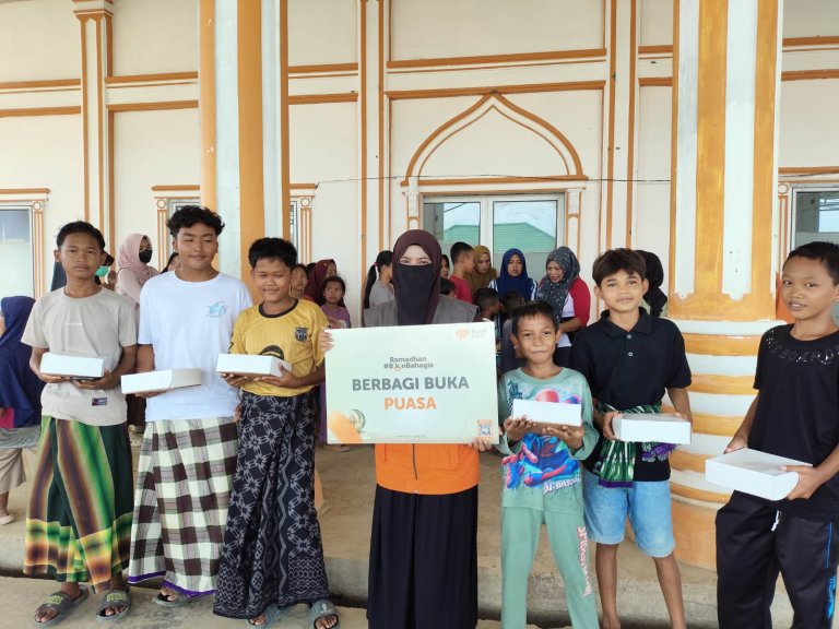 Relawan Rumah Zakat Salurkan 700 Paket Berbagi buka Puasa di Desa Alur Manis