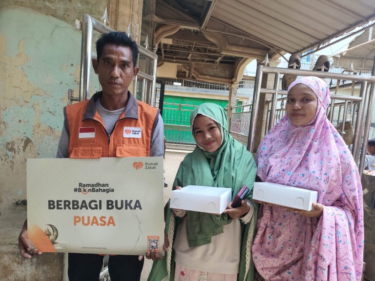 Rumah Zakat Salurkan 550 Paket Berbuka Puasa Aceh Tamiang di Bukit Tempurung