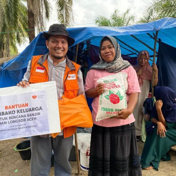 penyaluran paket sembako korban banjir oleh Rumah Zakat di Aceh Utara