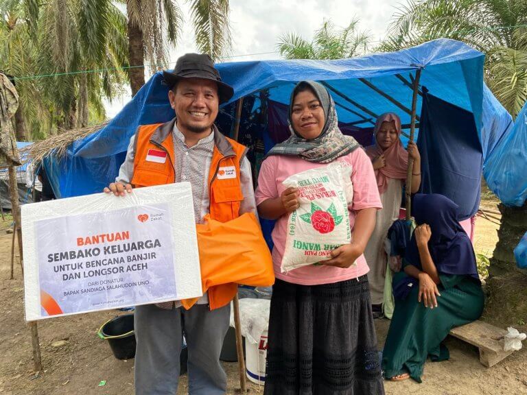 Rumah Zakat Hadirkan Kebahagiaan Lewat Bingkisan Paket Sembako untuk Korban Banjir di Desa Rumoh Rayeuk