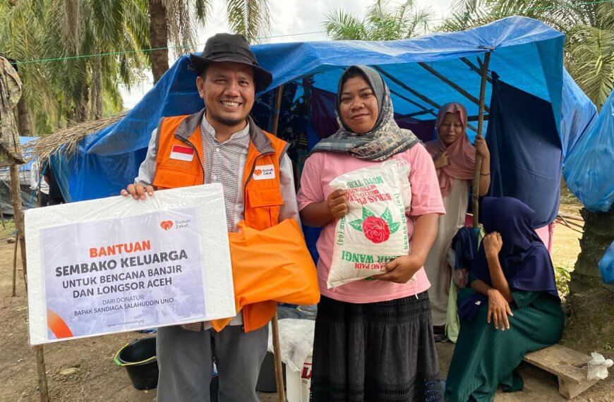 penyaluran paket sembako korban banjir oleh Rumah Zakat di Aceh Utara