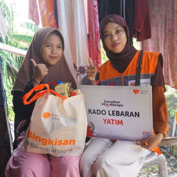 Kado Lebaran Yatim Gowa dari Rumah Zakat menghadirkan kebahagiaan bagi anak-anak yatim di Kampung Rewako Taeng, Kabupaten Gowa.
