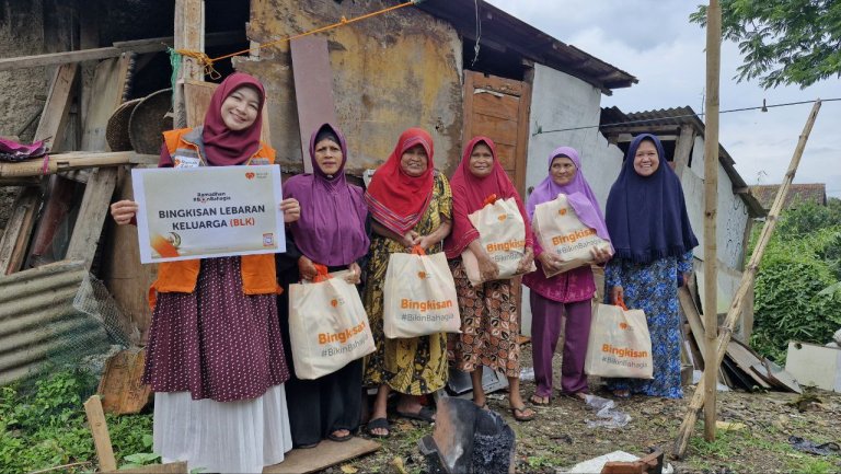 Bingkisan Lebaran Cimahi untuk Lansia di Padasuka dari Rumah Zakat