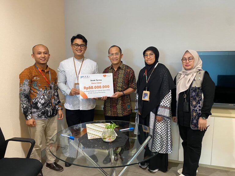 PPDI PT IPC Terminal Peti Kemas Serahkan Dana Zakat Melalui Rumah Zakat