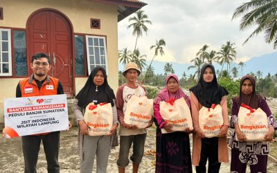 Bantu Penyintas Bencana, JSIT Lampung dan Rumah Zakat Salurkan 93 Bingkisan Lebaran Keluarga di Agam