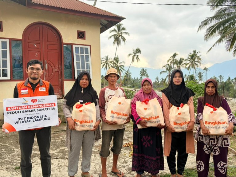 Bantu Penyintas Bencana, JSIT Lampung dan Rumah Zakat Salurkan 93 Bingkisan Lebaran Keluarga di Agam