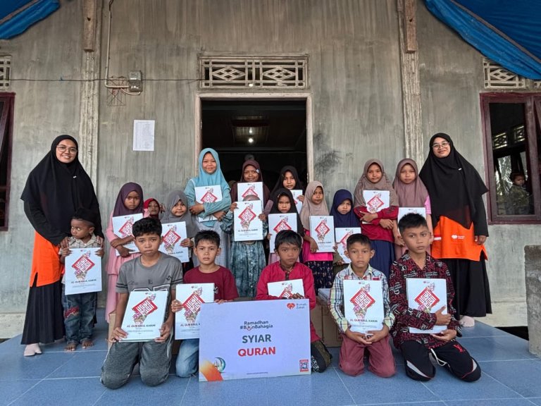 Berbagi Kebahagiaan di Bulan Ramadhan, Rumah Zakat Salurkan 150 Al-Qur’an di Alue Bayeu Utang