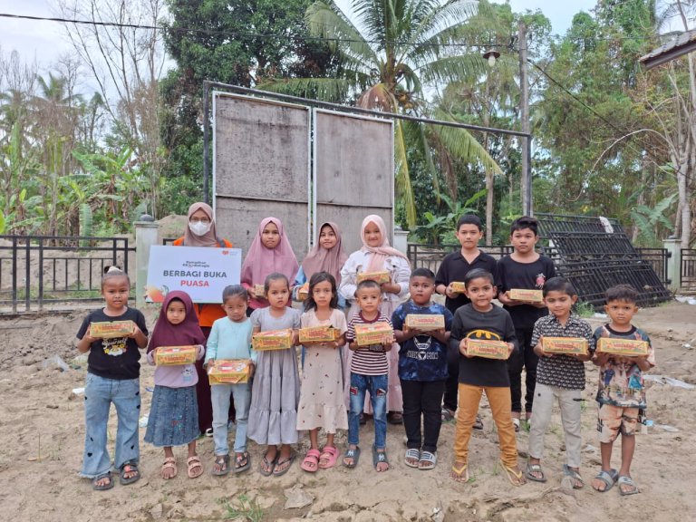 Rumah Zakat Salurkan Paket Berbagi Buka Puasa Untuk Penyintas Banjir Desa Krung Beukah