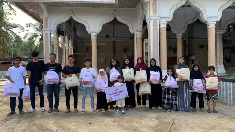 Rumah Zakat Salurkan 20 Paket Kado Lebaran Yatim di Desa Kubu