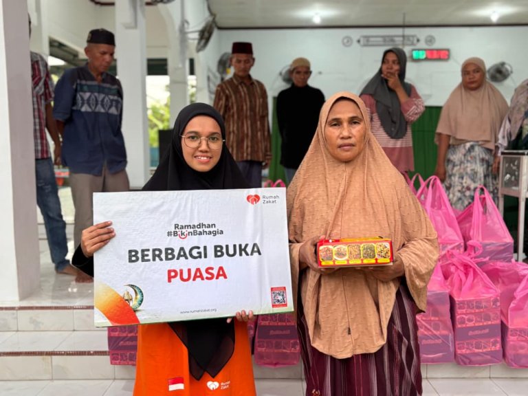Rumah Zakat Hadirkan Kebahagiaan Lewat 500 Paket Buka Puasa untuk Warga Paya Bunyoet Bireuen