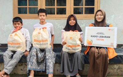 Bagikan Kado Lebaran Yatim, Rumah Zakat Hadirkan Kebahagiaan untuk Anak Yatim di Kampung Jalumprit