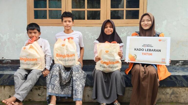 Bagikan Kado Lebaran Yatim, Rumah Zakat Hadirkan Kebahagiaan untuk Anak Yatim di Kampung Jalumprit
