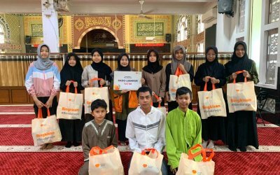 Berbagi Kado Lebaran Yatim, Rumah Zakat Salurkan 15 Paket di Padang
