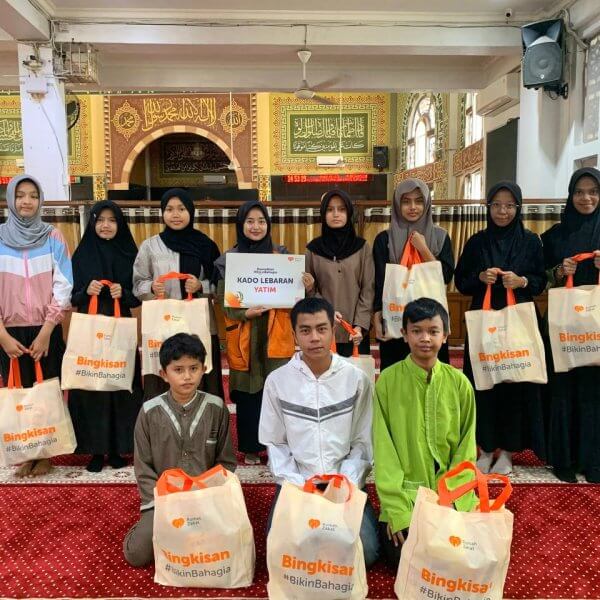 Berbagi Kado Lebaran Yatim Padang