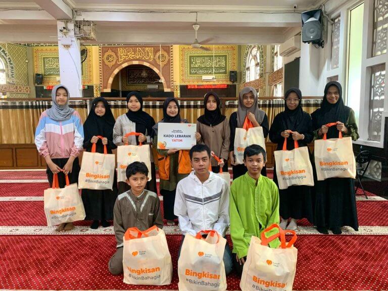 Berbagi Kado Lebaran Yatim, Rumah Zakat Salurkan 15 Paket di Padang