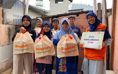 Bahagiakan Anak Yatim Dhuafa, Rumah Zakat Salurkan 10 Paket Kado Lebaran di Kramat Senen Jakarta Pusat