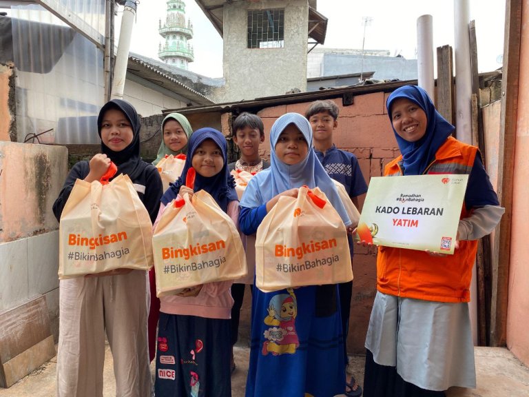 Bahagiakan Anak Yatim Dhuafa, Rumah Zakat Salurkan 10 Paket Kado Lebaran di Kramat Senen Jakarta Pusat