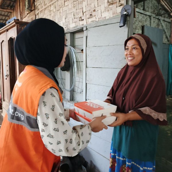 Berbagi Buka Puasa: Rumah Zakat Salurkan 150 Paket di Langkapura