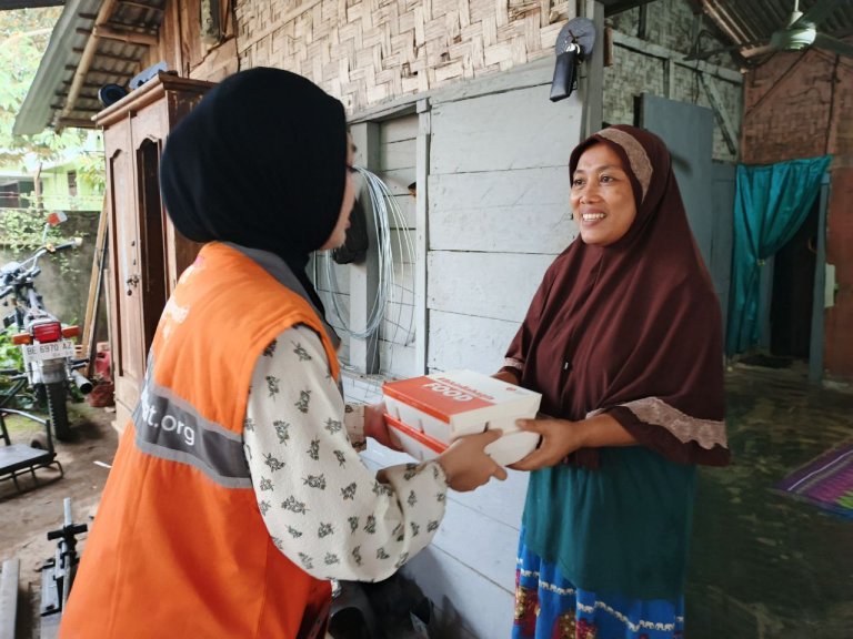 Hangatkan Ramadhan, Rumah Zakat Salurkan 150 Paket Buka Puasa untuk Warga di Langkapura