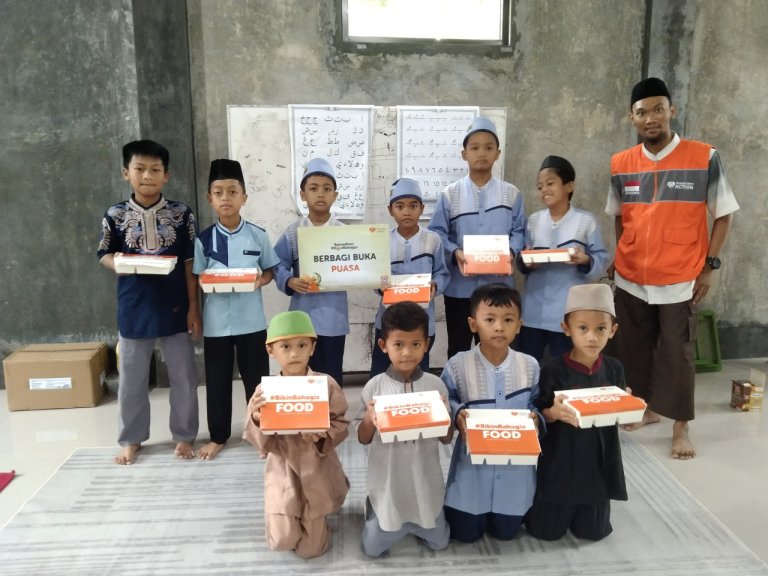 Sediakan Buka Puasa untuk Santri, Rumah Zakat Hadirkan Kebersamaan di Rumah Qur’an Tazkia Cirebon