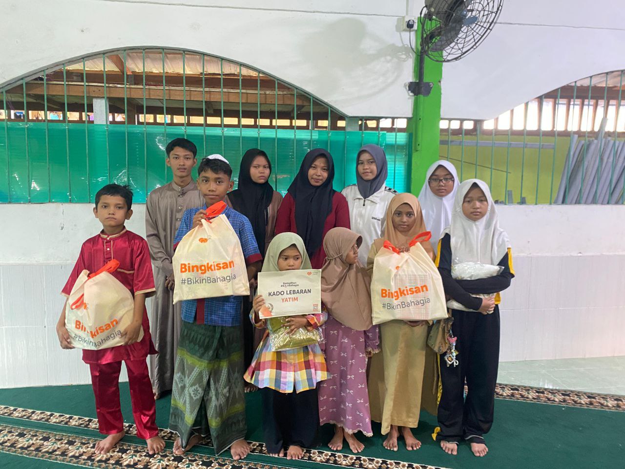 Rumah Zakat Berbagi Kado Lebaran Yatim di Sei Pelunggut Batam