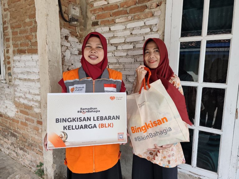 Rumah Zakat Salurkan Bingkisan Lebaran Keluarga untuk Warga Sukabumi I Pesawaran