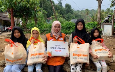 Rumah Zakat Salurkan Kado Lebaran Yatim untuk Anak Penyintas Banjir di Batu Busuk Padang