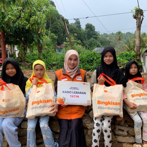 Rumah Zakat Salurkan Kado Lebaran Yatim di Padang