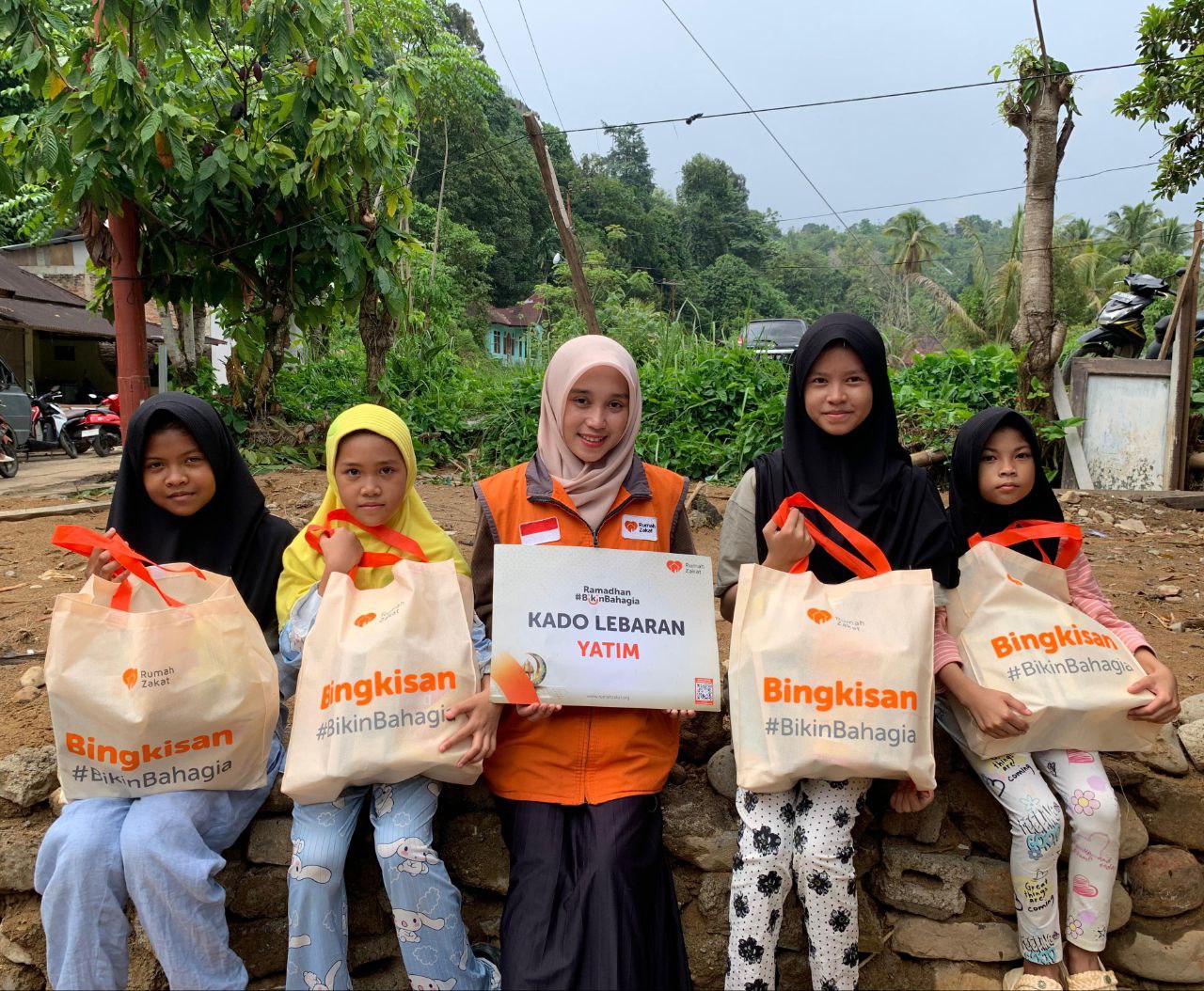 Rumah Zakat Salurkan Kado Lebaran Yatim di Padang