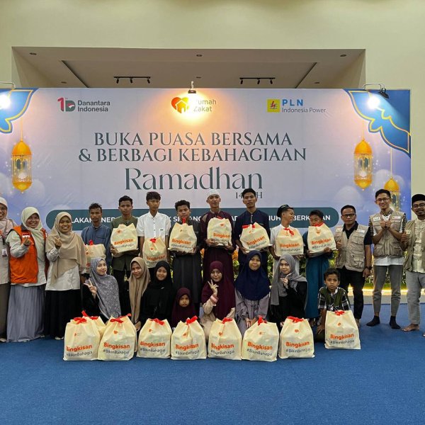 LAZ An Nur PLN dan Rumah Zakat Salurkan Kado Lebaran Yatim