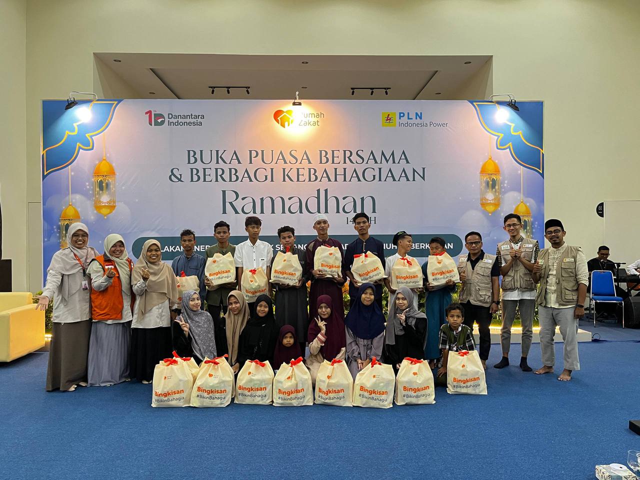 LAZ An Nur PLN dan Rumah Zakat Salurkan Kado Lebaran Yatim