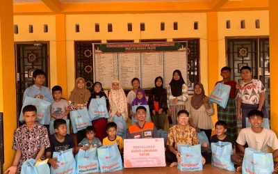 Pulihkan Semangat Anak Pascabencana, Rumah Zakat Salurkan Kado Lebaran Yatim untuk Korban Banjir di Padang