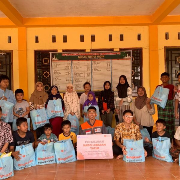 Rumah Zakat salurkan Kado Lebaran Yatim untuk anak terdampak banjir di Padang. Bantuan hadirkan senyum dan semangat belajar.