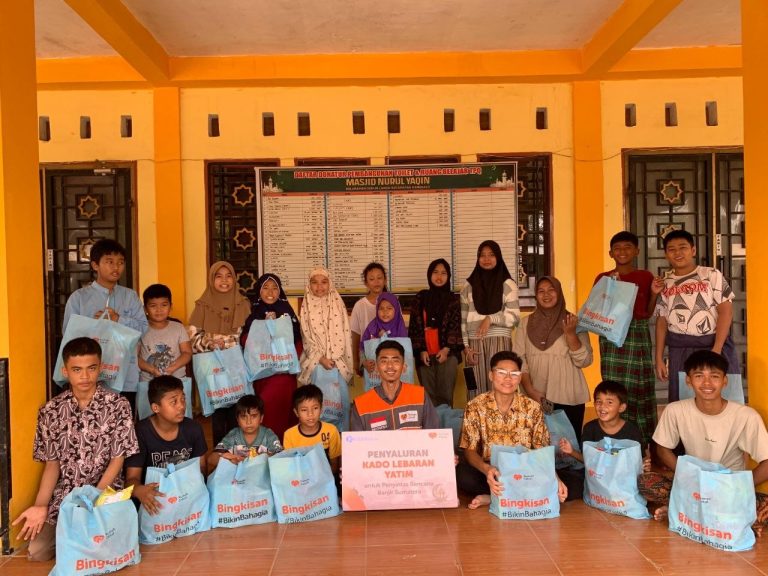 Pulihkan Semangat Anak Pascabencana, Rumah Zakat Salurkan Kado Lebaran Yatim untuk Korban Banjir di Padang