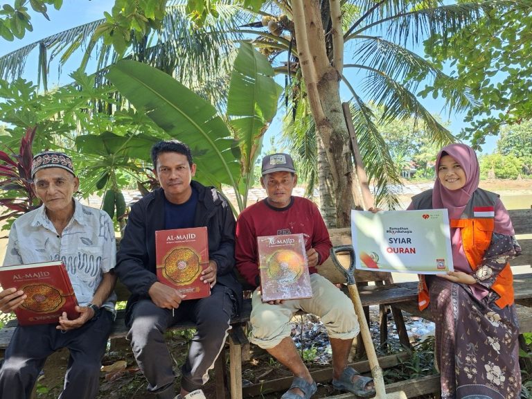 Bantu Warga Pascabencana, Rumah Zakat Salurkan 600 Alquran untuk Korban Banjir di Padang Pariaman