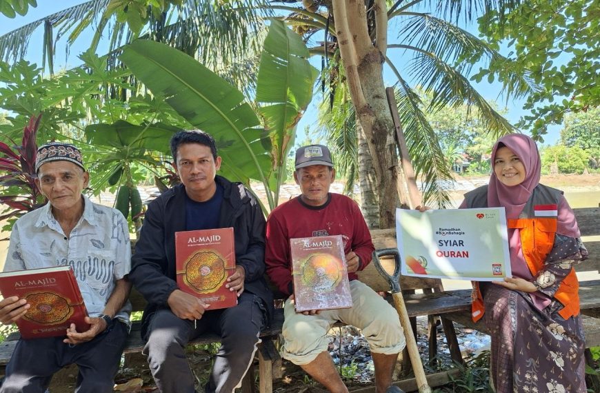 Rumah Zakat salurkan 400 Alquran untuk warga terdampak bencana di Kota Padang melalui program Syiar Quran.