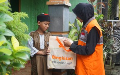 Bahagiakan Anak Yatim, Rumah Zakat Salurkan Kado Lebaran Yatim di Galangan Kapal Makassar
